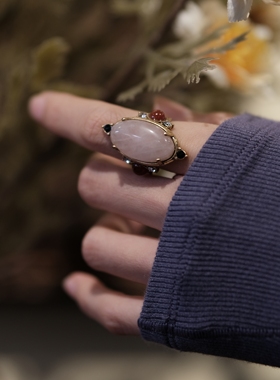 粉宝石镶钻戒指