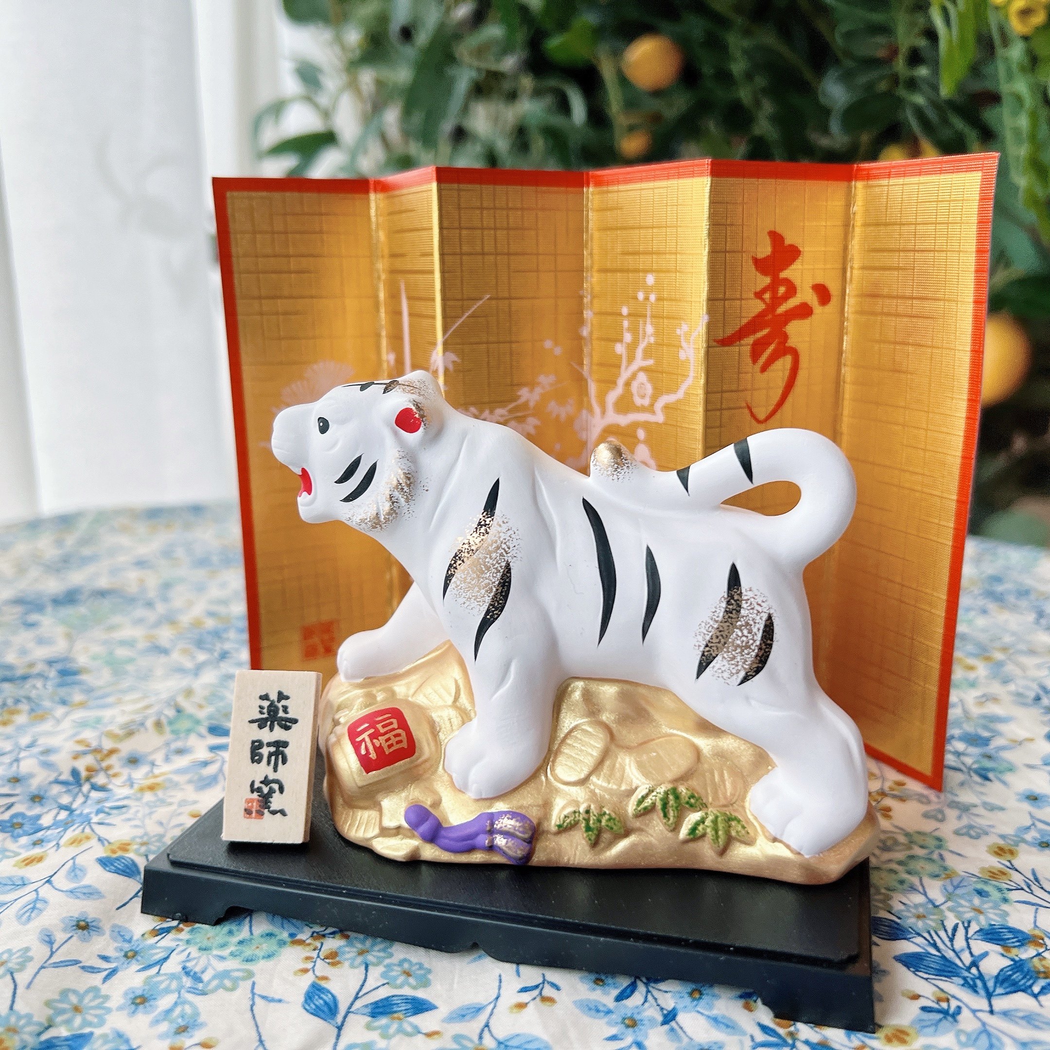 掛軸 (掛け軸) 2022年干支 白虎南天吉兆図 長江桂舟（尺三立・紙箱入り