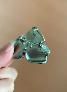 设计感灰色玫瑰胸针胸花