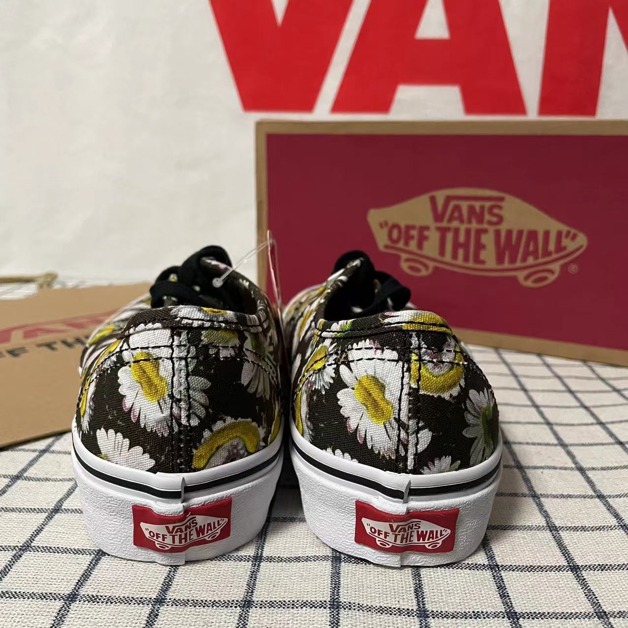 VANS范斯2022新款变异雏菊印花Authentic黑色低帮帆布鞋女款板鞋-图2