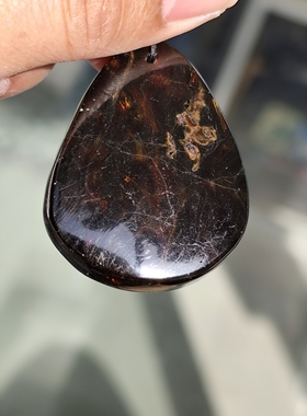 天然琥珀蜜蜡缅甸棕血珀水滴吊坠打光是血红色半透明翳珀有荧光