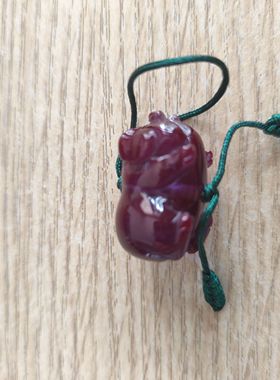 中东蜜蜡雕刻小猪吊坠手机链手机壳时尚饰品紫面蓝精灵变色款。