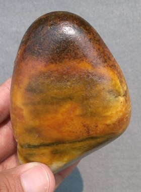 新疆和田玉黄沁籽料原石手把件