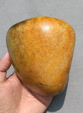 新疆和田玉黄沁独籽籽料原石摆件