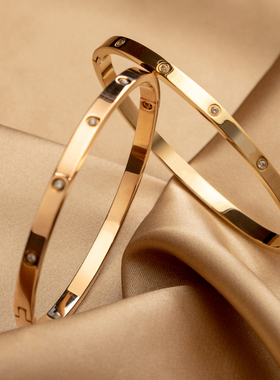 轻奢LOVE手镯钛钢宽版椭圆贵妃镯