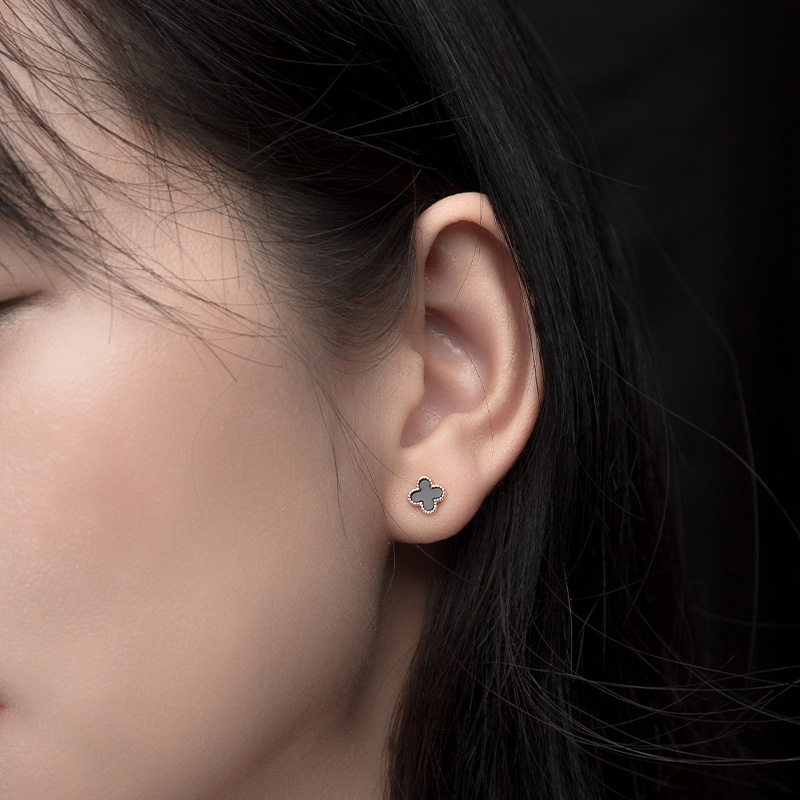 苏瑞瑞黑色四叶草迷你小耳钉银针名媛温柔小香耳环时尚气质高级感 - 图0