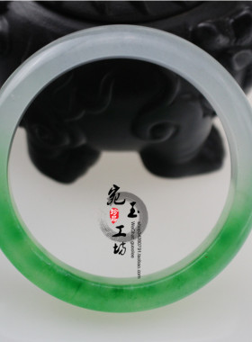 天然玉石 浅绿色石英岩玉手镯 翡翠色半绿半白玉镯子 女款玉手环