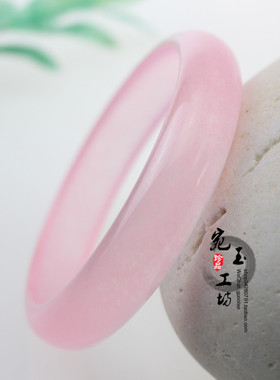 正品天然玉石 冰种粉红色玉手镯 女款宽条 石英岩玉镯子 玉手环镯