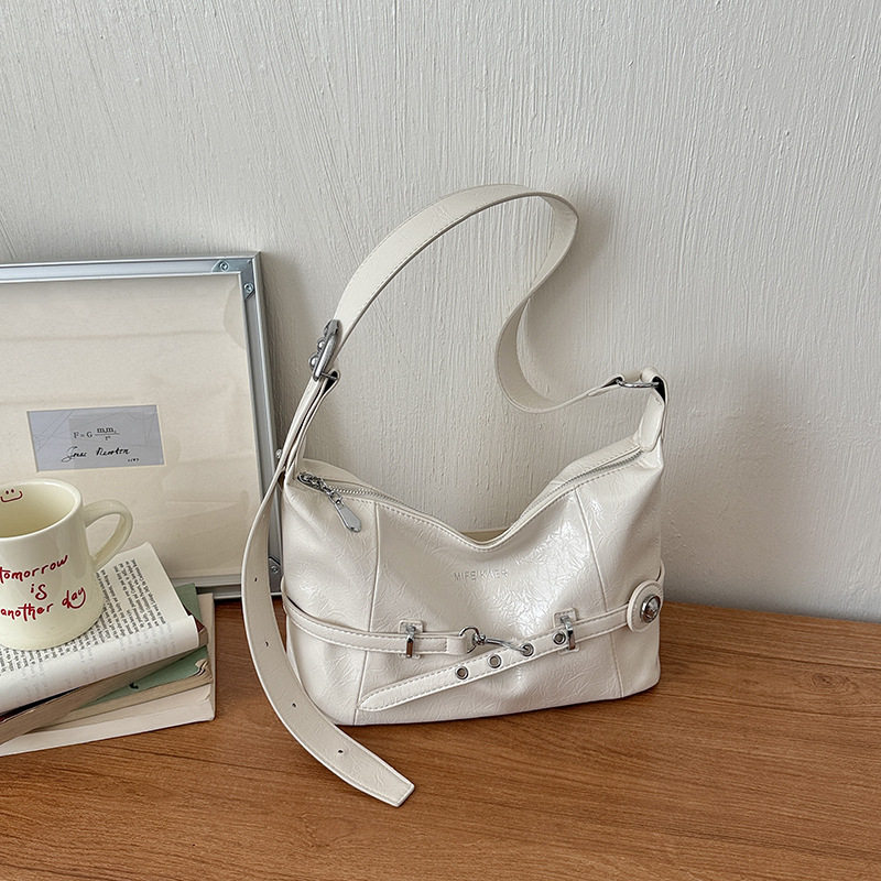 New casual Korean fashion shoulder bag, large capacity, stylish belt decorated crossbody bag, high-end all-match underarm bag