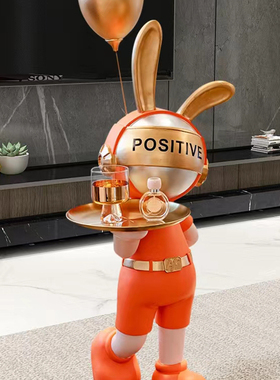 客厅沙发电视柜旁边公仔