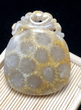 珊瑚玉俏色立体雕刻手把件如意锁