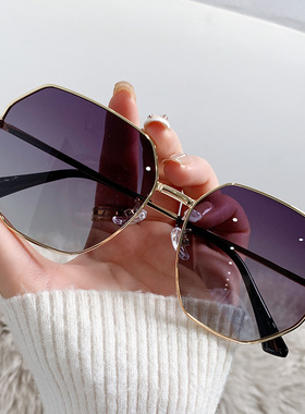 透明蓝色偏光太阳镜男