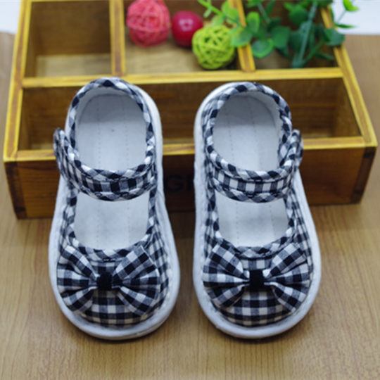 Los zapatos de tela de mil capas para bebé están hechos de puro algodón a cuadros hecho a mano.