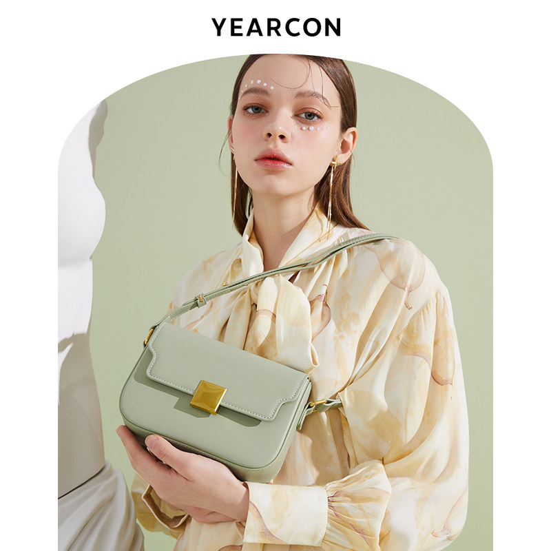 意尔康2021新款棕色小方包感豆腐包 意尔康箱包女士包袋