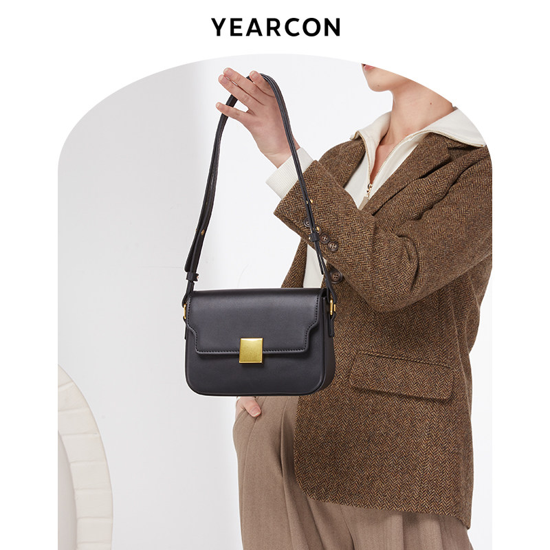 意尔康2021新款棕色小方包感豆腐包 意尔康箱包女士包袋