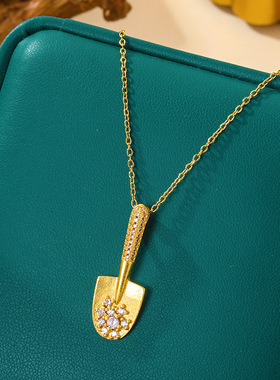 小红书新品轻奢金铲铲钛钢项链女独特设计时尚吊坠轻奢锁骨链饰品