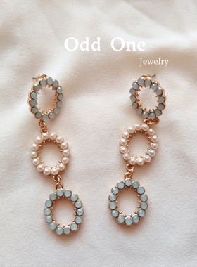 Odd One 淡雅仿珍珠绿色亚克力圆圈长耳环耳饰