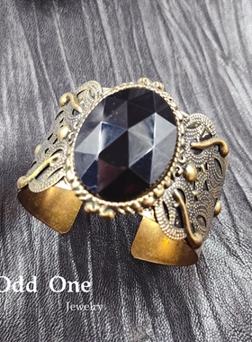 Odd One 欧美复古做旧古铜色镶嵌黑色切面亚克力民族风开口宽手镯