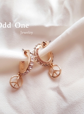 Odd One 欧美时尚反战标志金色闪钻小众设计感耳环耳饰