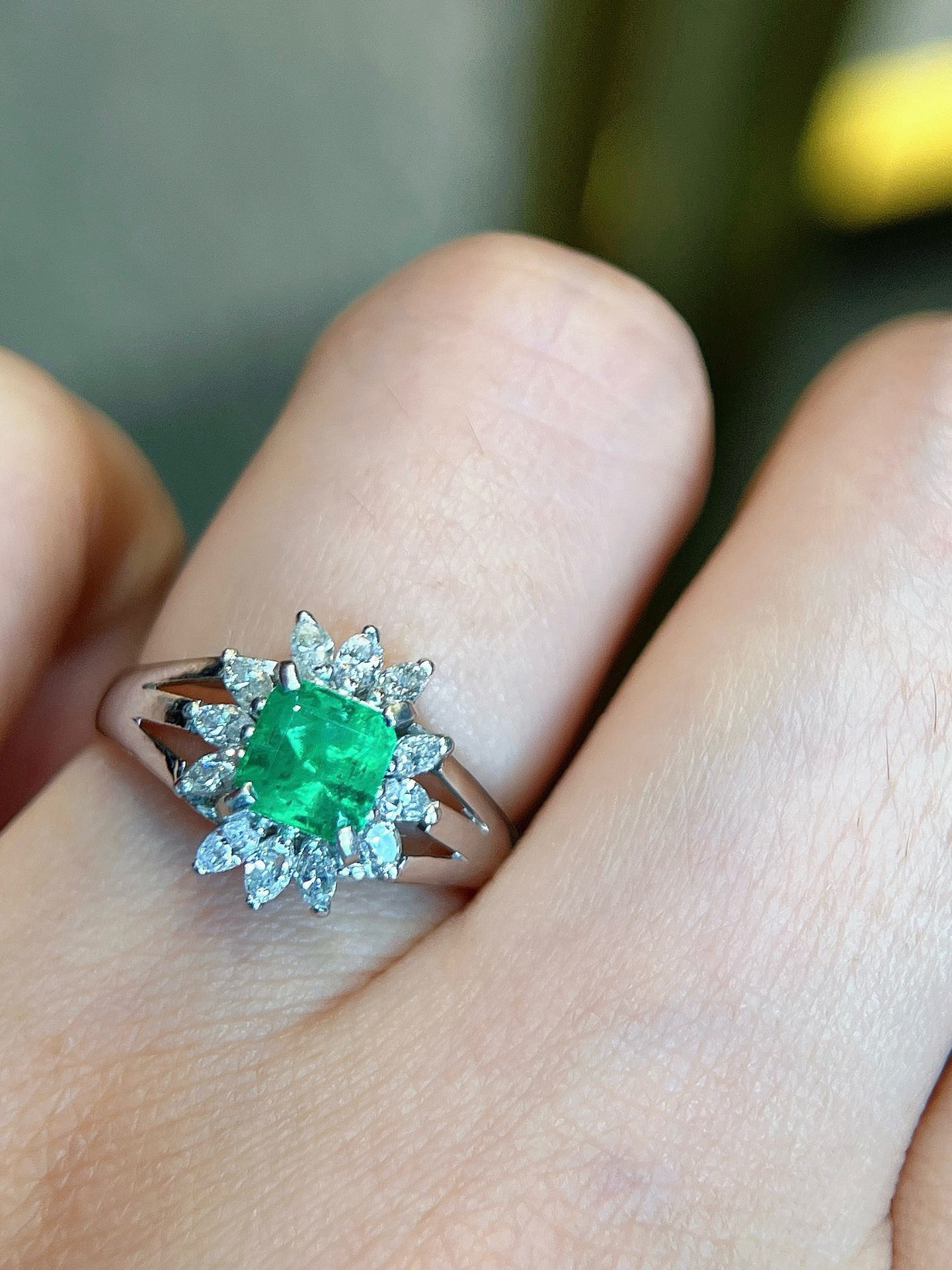 18k gold inlaid with natural Swat emerald ring, 0.52ct emerald, 8.8 diamonds