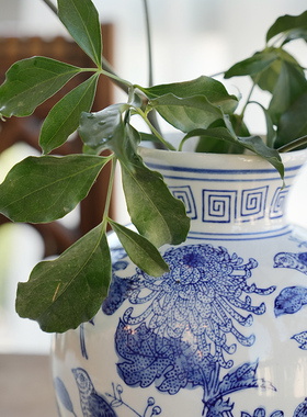 金菊报喜回字纹青花瓷瓶