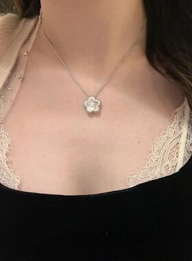 轻奢高级拉丝梅花项链两色镶钻新中式小众精致吊坠百搭奢华锁骨链