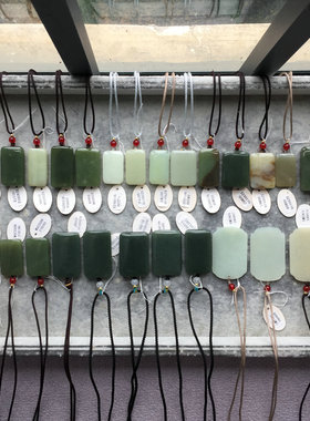 天然新疆且末料和田玉平安无事牌