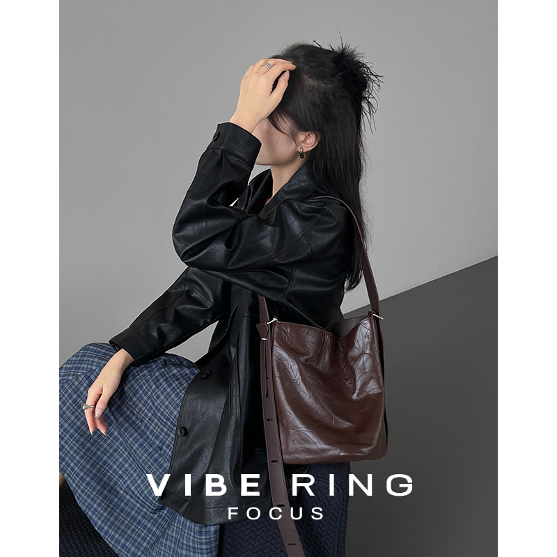 Vibe Ring/慵懒舒适褶皱水桶包女秋冬新款高级感托特包真皮斜挎包 - 图3