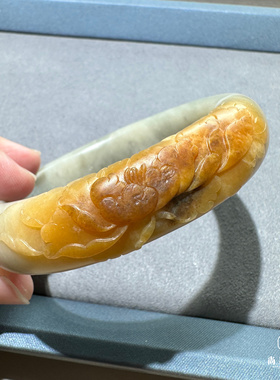 新疆和田玉籽料黄沁俏色巧雕牡丹花手镯海派工艺原创设计手工雕刻