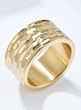男女钛钢简约捶打蜂窝纹宽版戒指