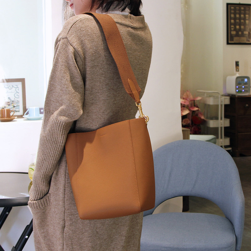 网红款gleee真皮2根宽肩带水桶包 gleee女士包袋