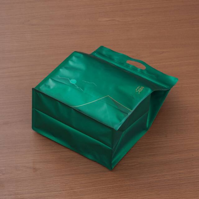 One Jin Jin with eight sides sealed is equal to 0.5 kg. Half Jin Jin of portable pure aluminum bag is equal to 0.5 kg. White tea sealed bag is moisture-proof and light-proof, green tea and black tea loose tea bag