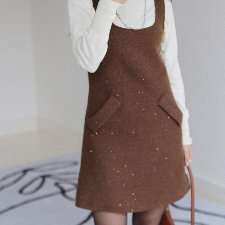 左方露原创设计咖色亮片小个子背心裙秋冬叠穿斜插口袋短款连衣裙 - 图0
