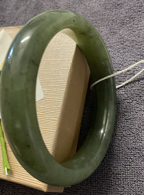 天然和田玉湖绿点墨青花冰透手镯