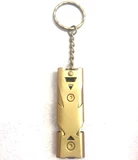 Голубиное свисток тренируется на флейте голубей, голуби назад к гнездому голубите