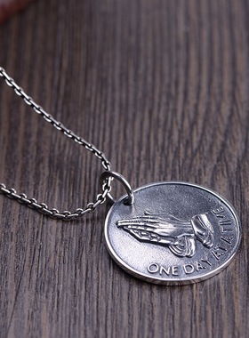 复古实心圆牌祈祷之手银吊坠