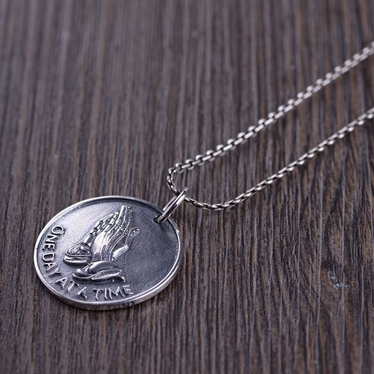 古银铺S925纯银复古工艺银吊坠双面实心圆牌祈祷之手女款银项链坠