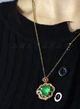 天然高冰玉髓帝王绿玛瑙女如意锁