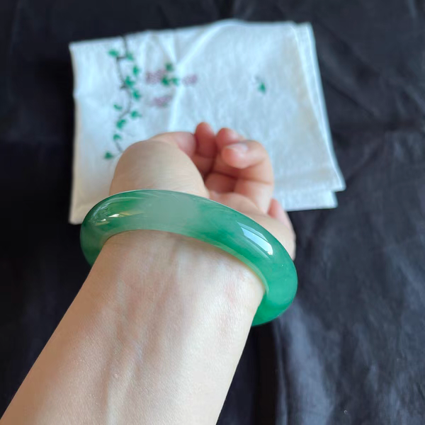 精品纯天然独龙玉非洲翠辣绿色显白厚装正装手镯子58.2*12.6*10 - 图0