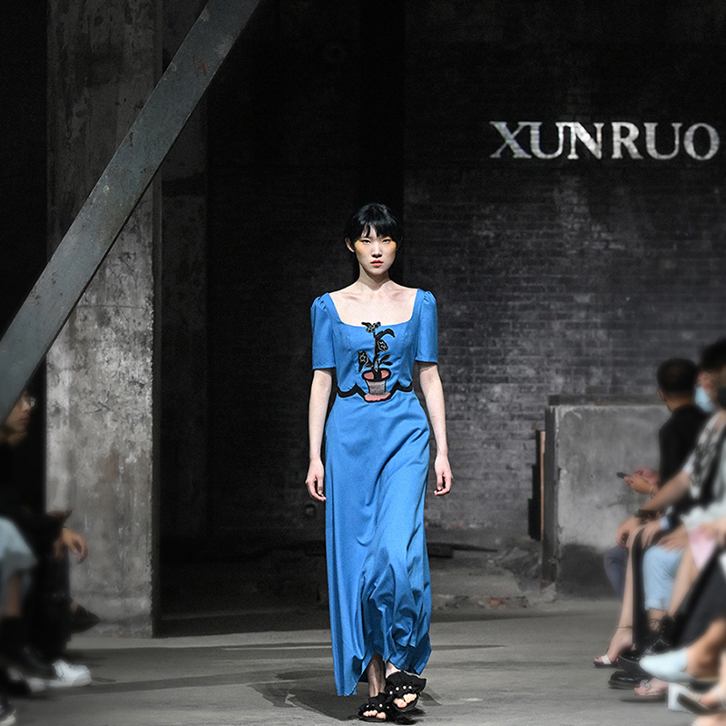 XUNRUO熏若 原创蓝色方领盆栽刺绣高腰长裙国风 设计师品牌连衣裙 - 图1