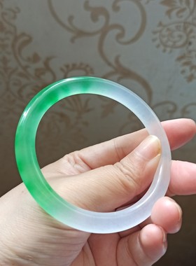 特价独龙玉手镯细圆条高冰种飘阳绿花色半山半水绿色石英岩玉镯子