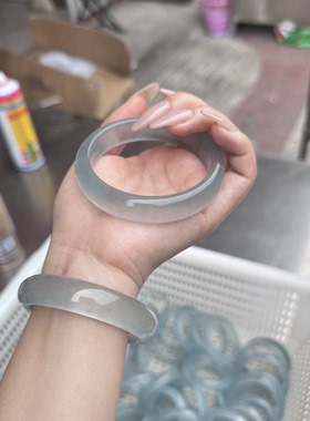 高冰种飘蓝水石英岩玉手镯女水沫玉翡翠色海蓝宝淡绿色正圈玉镯子