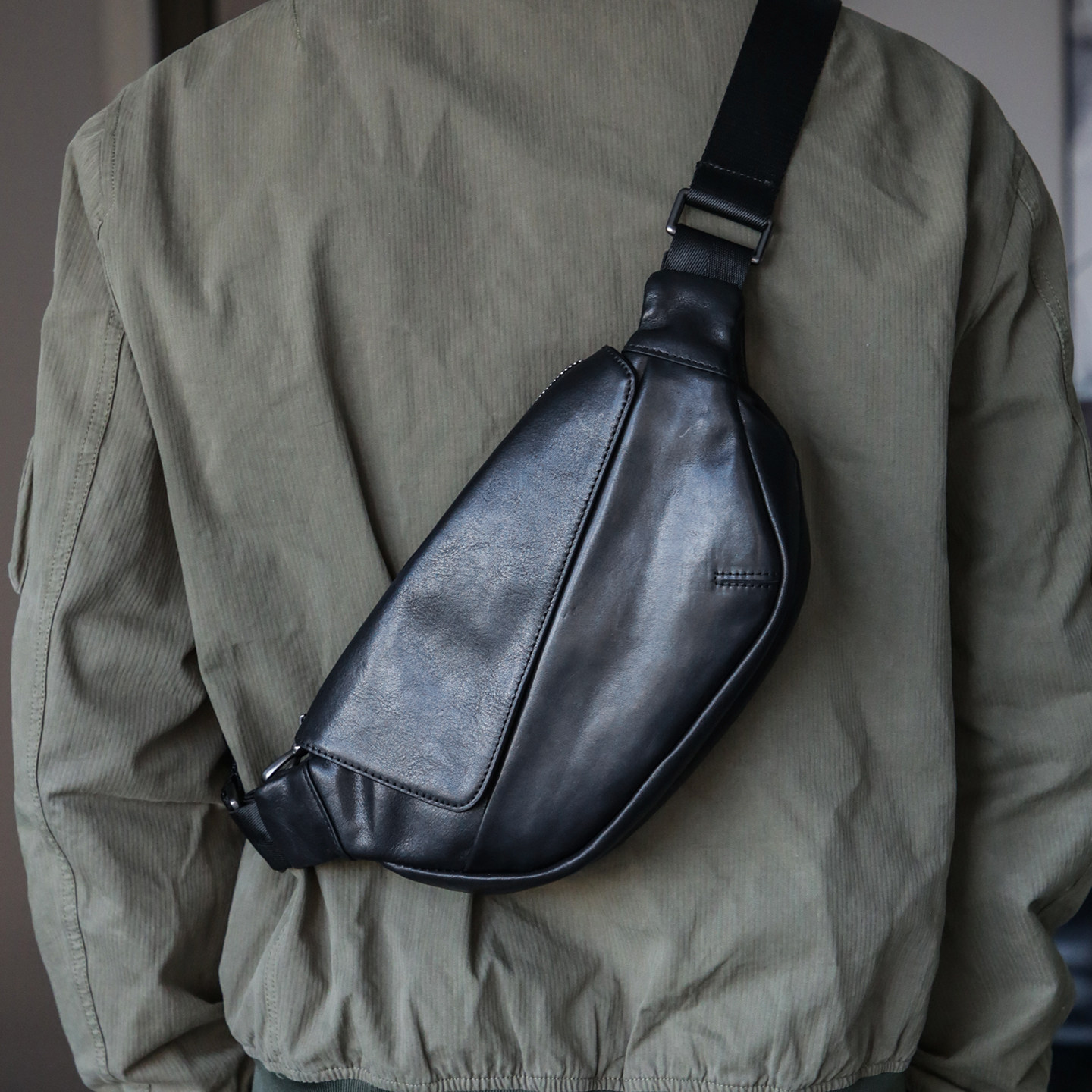 2025古造新款真皮男士胸包植鞣头层牛皮机车情侣款单肩斜挎背包女,淘宝优惠券,粉丝福利购,淘宝优惠卷