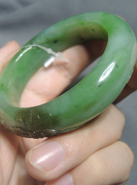 方言和田玉精品级俄罗斯夹层料细腻粉绿碧玉52mm莲花玉手镯R1