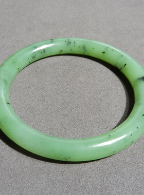 特惠方言和田玉巨漏俄罗斯老坑碧玉果绿色猕猴桃卡59mm正装手镯w