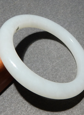 和田玉手镯有独特的色泽和质感