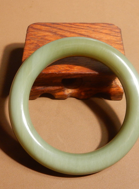 新疆产沙枣青籽料豆沙色57mm手镯