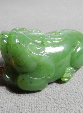 亏麻了方言和田玉俄罗斯老坑料冰底碧玉阳绿色貔貅吊坠手把件A5