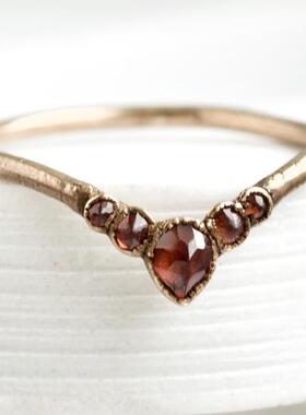 红色石榴石波浪V形18K镀金戒指