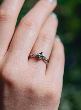 纯银复古方形切割蓝色托帕石戒指